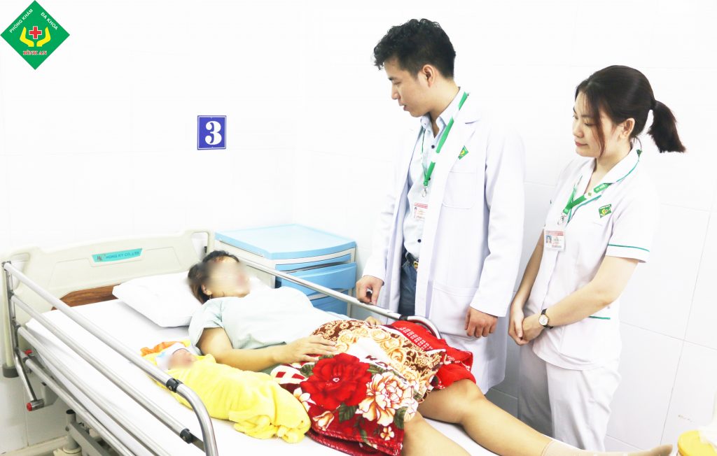 Bs CKI Nguyễn Sơn Hải - Trưởng khoa phụ sản PKĐK Bình An đang thăm khám sản phụ sau cuộc sanh