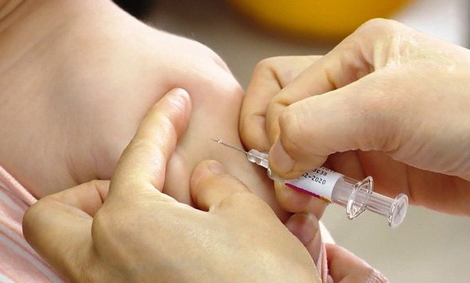 Cha mẹ nên tiêm phòng vắc xin cho con sớm để phòng bệnh não mô cầu